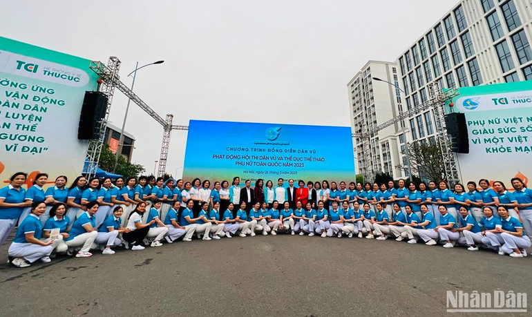 Các hội viên, phụ nữ hưởng ứng, tham gia chương trình.