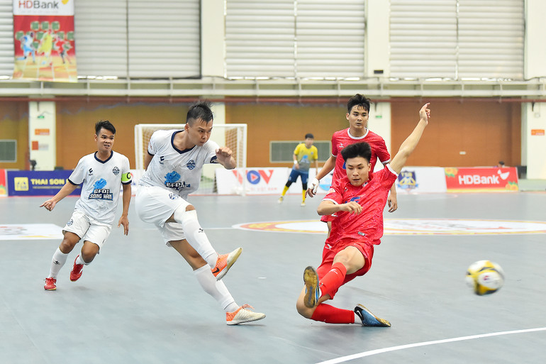 Trước đó, trận đấu giữa hai tân binh của mùa giải năm nay là Câu lạc bộ Hà Nội (áo đỏ) và GFDI Sông Hàn (áo trắng) đã diễn ra vô cùng hấp dẫn với sự năng nổ của các cầu thủ với tuổi đời còn rất trẻ với mong muốn thể hiện bản thân ở đấu trường cao nhất của futsal Việt Nam.