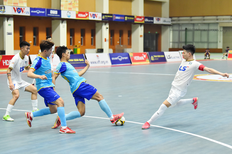 Sau bàn thua đầu tiên, các cầu thủ Sanvinet Khánh Hoà thi đấu với đội hình thấp, chờ đợi sự sơ hở của đội chủ nhà để tiến hành các tình huống phản công nguy hiểm.