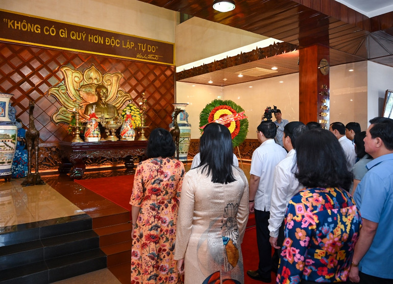 Đoàn công tác Quốc hội và các đại biểu thành kính tưởng nhớ Chủ tịch Hồ Chí Minh.