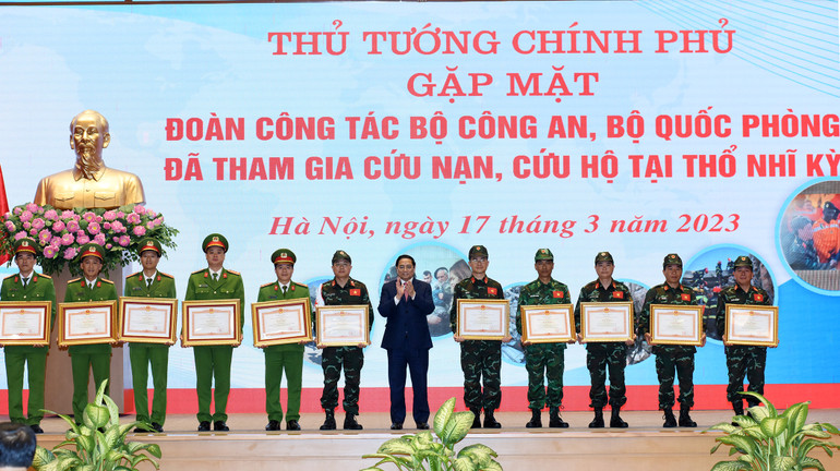 Thủ tướng Phạm Minh Chính trao bằng khen cho cá nhân có thành tích xuất sắc trong công tác hỗ trợ nhân đạo và cứu trợ thảm họa động đất tại Thổ Nhĩ Kỳ. Thủ tướng Phạm Minh Chính trao bằng khen cho cá nhân có thành tích xuất sắc trong công tác hỗ trợ nhân đạo và cứu trợ thảm họa động đất tại Thổ Nhĩ Kỳ.