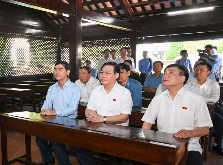 Chủ tịch Quốc hội Vương Đình Huệ thăm khu lớp học tại trường Dục Thanh.