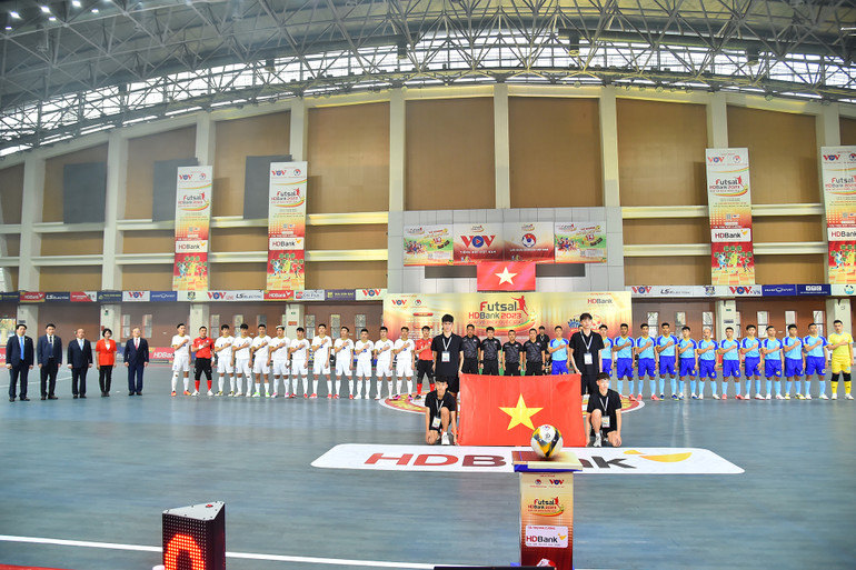 Đồng chí Đỗ Tiến Sỹ, Ủy viên Trung ương Đảng, Tổng Giám đốc Đài Tiếng nói Việt Nam cùng các đại biểu, trọng tài và hai đội bóng Thái Sơn Bắc và Sanvinet Khánh Hoà thực hiện nghi thức chào cờ tại trận đấu diễn ra sau lễ khai mạc.