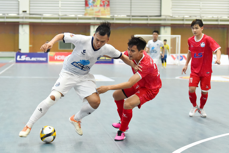 Thể hình và kỹ thuật nhỉnh hơn của Nguyễn Trần Duy (GFDI Sông Hàn) khiến các cầu thủ Hà Nội phải rất vất vả theo kèm mỗi khi cầu thủ này có bóng.