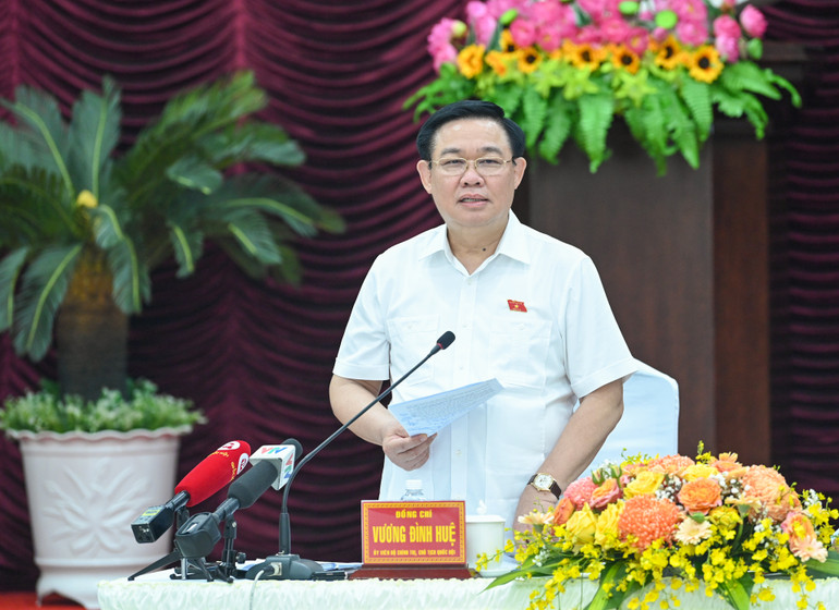 Chủ tịch Quốc hội Vương Đình Huệ phát biểu chỉ đạo, kết luận buổi làm việc. Chủ tịch Quốc hội Vương Đình Huệ phát biểu chỉ đạo, kết luận buổi làm việc.