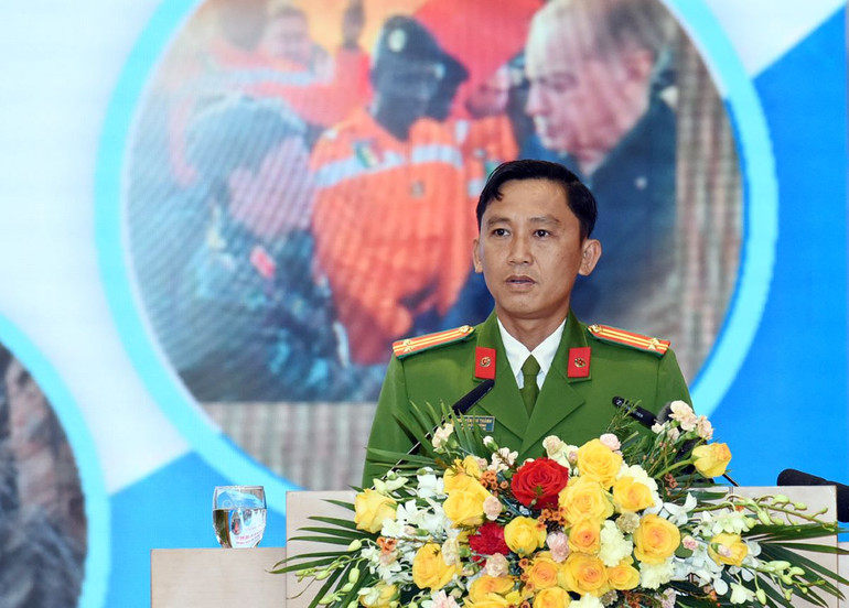 Trung tá Nguyễn Chí Thành phát biểu. Trung tá Nguyễn Chí Thành phát biểu.