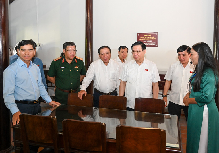 Chủ tịch Quốc hội Vương Đình Huệ và đoàn công tác thăm Nhà Ngư - nơi nội trú của thầy và trò trường Dục Thanh.