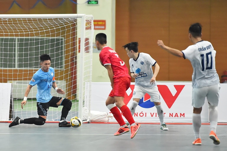 Một trong những điểm sáng của Câu lạc bộ Hà Nội ngày hôm nay chính là phong độ xuất sắc của thủ môn Bùi Ngọc Long.