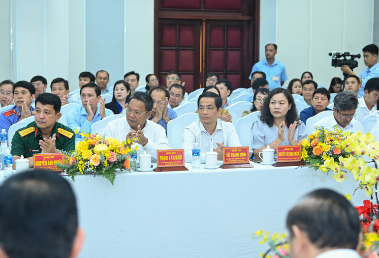 Các đồng chí lãnh đạo, cán bộ chủ chốt tỉnh Bình Thuận dự buổi làm việc. Các đồng chí lãnh đạo, cán bộ chủ chốt tỉnh Bình Thuận dự buổi làm việc.