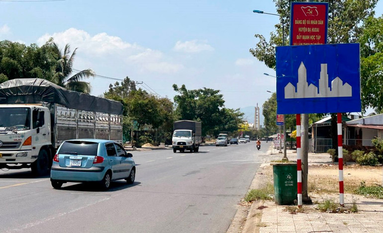 Biển báo “Bắt đầu khu đông dân cư” nhưng nằm lọt giữa thị trấn Đạ M’ri, huyện Đạ Huoai, Lâm Đồng.