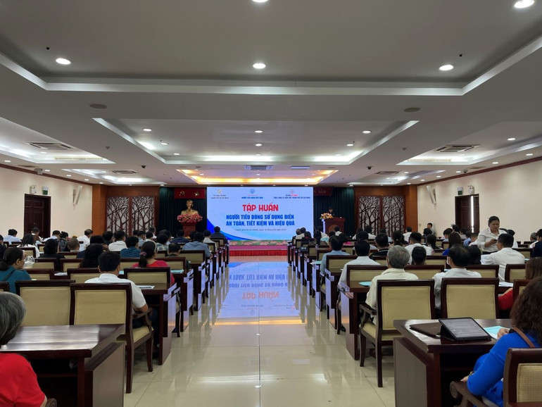 Toàn cảnh buổi tập huấn “Người tiêu dùng sử dụng điện an toàn, tiết kiệm và hiệu quả” ngày 16/3 tại TP Hồ Chí Minh.