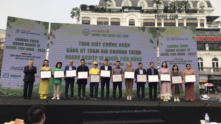 Trao giấy chứng nhận cho 16 doanh nghiệp tham gia chương trình “Doanh nghiệp vì người tiêu dùng” năm 2023 do Hội Bảo vệ người tiêu dùng phát động. Trao giấy chứng nhận cho 16 doanh nghiệp tham gia chương trình “Doanh nghiệp vì người tiêu dùng” năm 2023 do Hội Bảo vệ người tiêu dùng phát động.