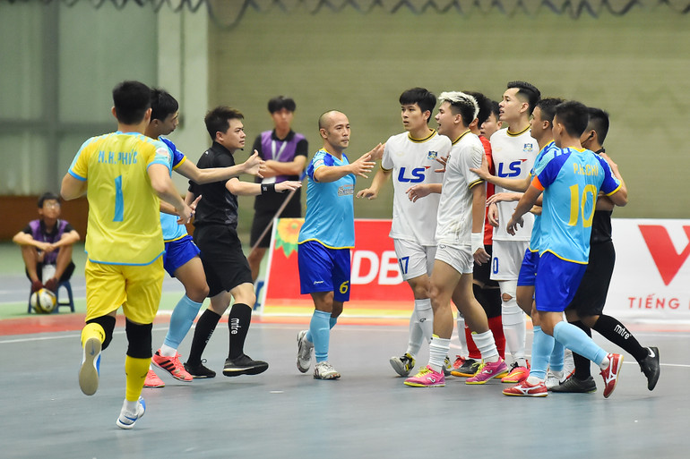 Sau bàn gỡ bất ngờ của Sanvinet Khánh Hoà, trận đấu nóng với lên những tình huống va chạm của các cầu thủ. Trọng tài và các tuyển thủ gạo cội phải khá vất vả để kiềm chế những cái đầu nóng của cầu thủ trẻ.