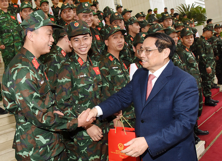 Thủ tướng Phạm Minh Chính trò chuyện với các chiến sĩ trong đoàn công tác tham gia cứu nạn, cứu hộ tại Thổ Nhĩ Kỳ. Thủ tướng Phạm Minh Chính trò chuyện với các chiến sĩ trong đoàn công tác tham gia cứu nạn, cứu hộ tại Thổ Nhĩ Kỳ.