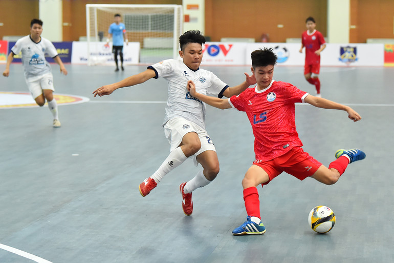 Cầu thủ hai đội không ngại thi đấu lăn xả, quyết liệt với mục tiêu giành trọn 3 điểm trước đối thủ.