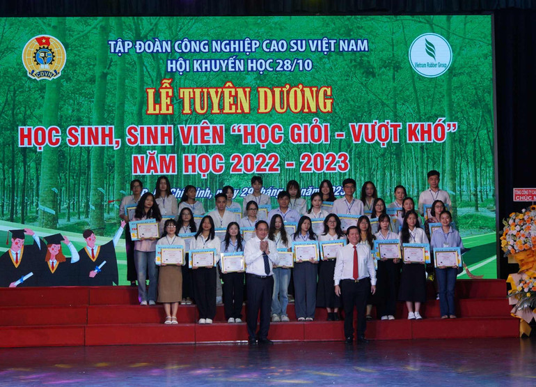 Học sinh, sinh viên "Học giỏi- Vượt khó" năm học 2022-2023 vinh dự được tuyên dương.