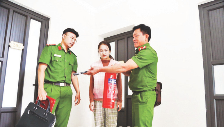 Công an xã hướng dẫn người dân kỹ năng sử dụng bình chữa cháy an toàn. (Ảnh Tuấn Ngọc) Công an xã hướng dẫn người dân kỹ năng sử dụng bình chữa cháy an toàn. (Ảnh Tuấn Ngọc)