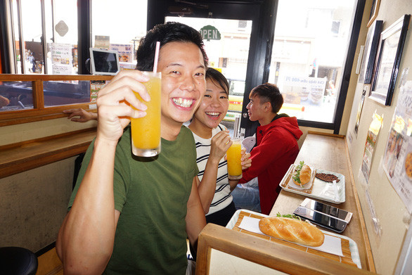 Thực khách người Nhật háo hức thưởng thức Bánh Mì Xin Chào - hương vị ẩm thực Việt.(Ảnh: Công Nhật)