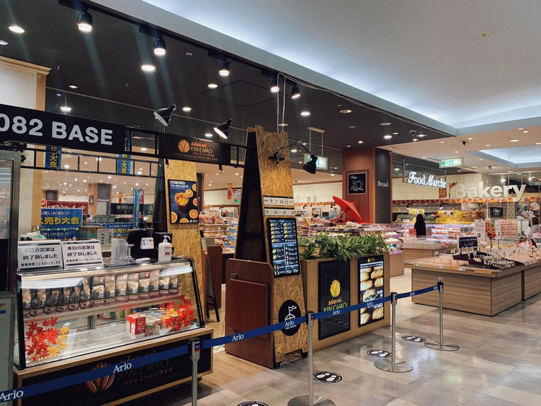 Bánh Mì Xin Chào - hương vị ẩm thực Việt - có mặt trong một siêu thị lớn ở Tokyo (Nhật Bản).