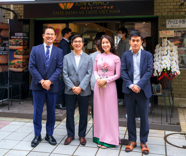 Doanh nhân Lê Nguyễn (bìa trái) và Bùi Thanh Tâm (thứ hai từ trái sang) - CEO của Bánh Mì Xin Chào - tại lễ khai trương thêm một cửa hàng trên đất Nhật Bản.