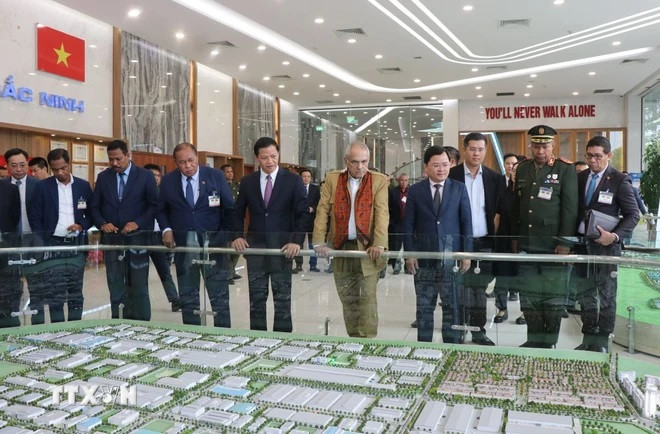 Tổng thống Timor Leste Jose Ramos-Horta (áo sáng màu) cùng các đại biểu tham quan sa hình Khu công nghiệp VSIP Bắc Ninh. (Ảnh: TTXVN)