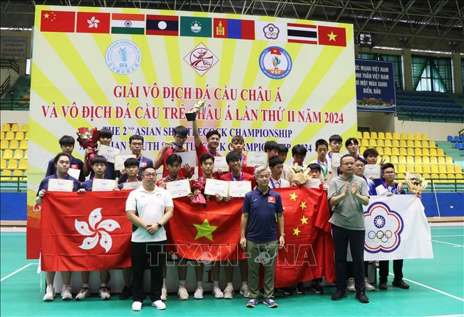 Ban tổ chức trao huy chương cho các vận động viên xuất sắc.