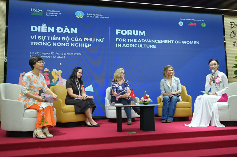 Các diễn giả tham gia thảo luận tại Diễn đàn “Vì sự tiến bộ của phụ nữ trong nông nghiệp”, chiều 12/8. Các diễn giả tham gia thảo luận tại Diễn đàn “Vì sự tiến bộ của phụ nữ trong nông nghiệp”, chiều 12/8.