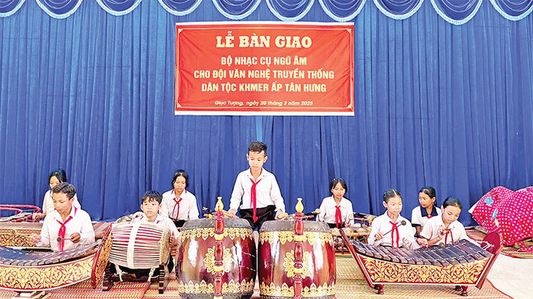 Đội văn nghệ truyền thống dân tộc Khmer ấp Tân Hưng sử dụng bộ nhạc cụ vừa được bàn giao. Đội văn nghệ truyền thống dân tộc Khmer ấp Tân Hưng sử dụng bộ nhạc cụ vừa được bàn giao.