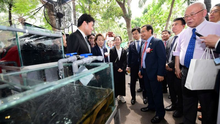 Trưởng Đại diện Văn phòng JICA Việt Nam ông Sugano Yuichi giới thiệu với các biểu tham dự lễ hội về mô hình nuôi lươn tuần hoàn đang được thí điểm tại Trường đại học Cần Thơ trong khuôn khổ “Dự án tăng cường liên kết và ứng dụng khoa học thúc đẩy phát triển bền vững Đồng bằng sông Cửu Long thích ứng với biến đổi khí hậu”.