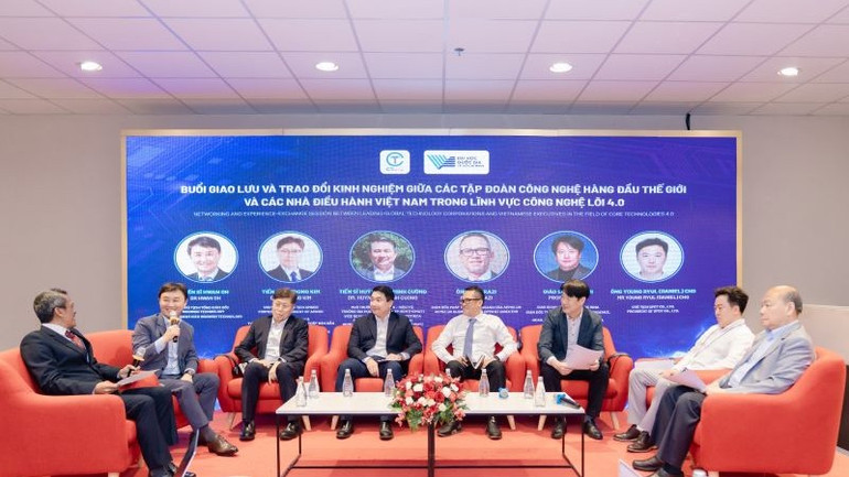 Các chuyên gia, đại diện các trường, doanh nghiệp chia sẻ sôi nổi tại phiên thảo luận.