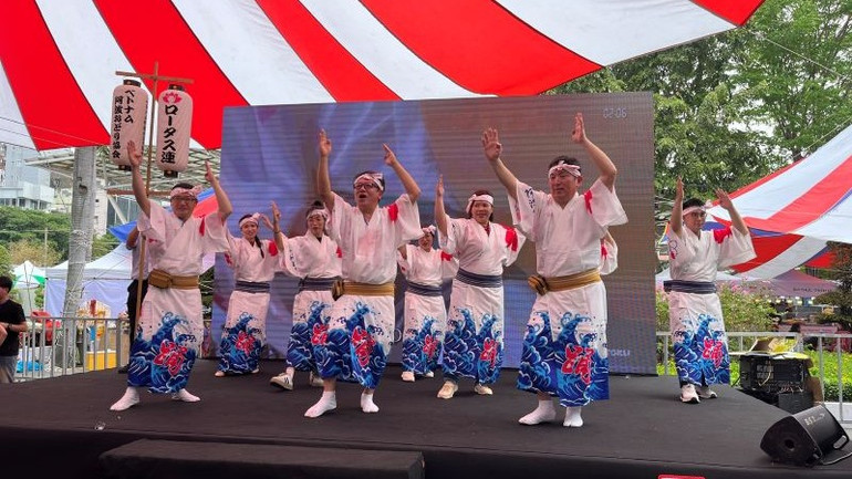 Các nghệ sĩ Nhật Bản biểu diễn điệu múa truyền thống của người Nhật tại một sân khấu trong khuôn khổ Lễ hội Việt-Nhật lần thứ 10.