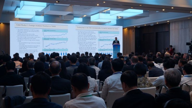 Các đại biểu chia sẻ các ý kiến tham vấn, kinh nghiệm thu hút nguồn lực phát triển kinh tế.