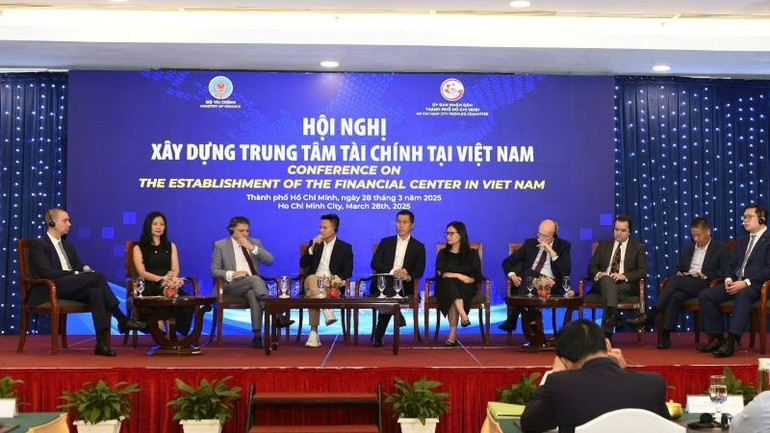 Các đại biểu chia sẻ những kinh nghiệm, mô hình Trung tâm tài chính tại Hội nghị "Xây dựng Trung tâm tài chính tại Việt Nam".