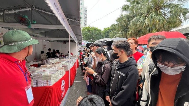 Hàng trăm bạn trẻ tập trung trước quầy hàng bán các truyện tranh của Nhật Bản có tặng các phần quà, đồ chơi của Nhật Bản.