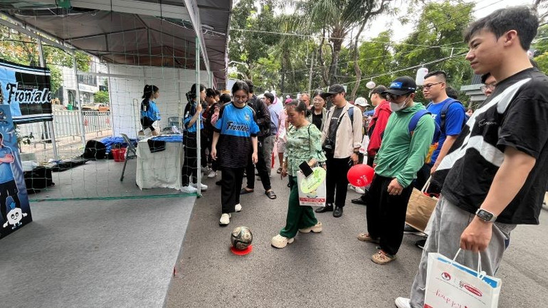 Một trung tâm đào tạo bóng đá của Nhật Bản tổ chức giao lưu với khách tham quan Lễ hội Việt-Nhật lần thứ 10.