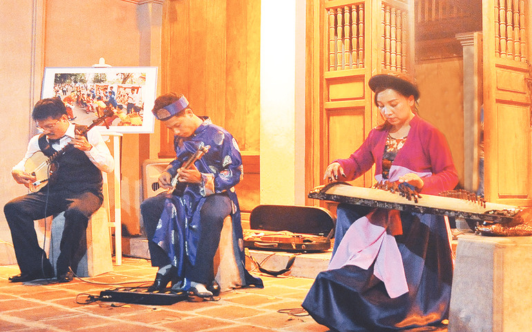 Biểu diễn nhạc cụ dân tộc.Ảnh: Thanh Lâm