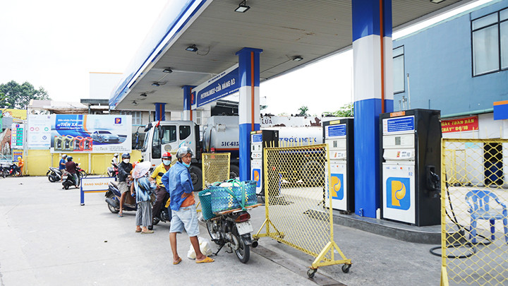 Nhiều người dân ở Bình Dương phải xếp hàng chờ xe bồn nhập hàng xong mới có xăng. Ảnh: BDO