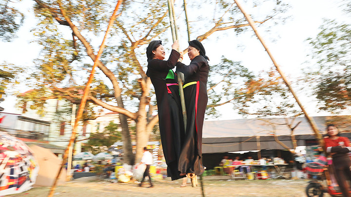 Đu theo điệu quan họ mùa xuân.