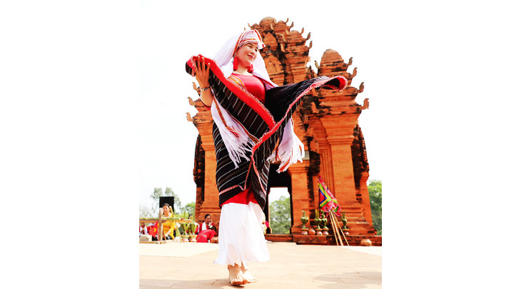 Vũ nữ biểu diễn múa dâng ngày hội.