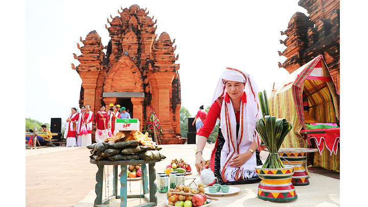 Sửa soạn mâm lễ cúng các thần linh tại khu đền tháp.