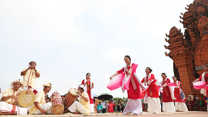 Múa quạt truyền thống trong tiếng trống, kèn hội Katê.