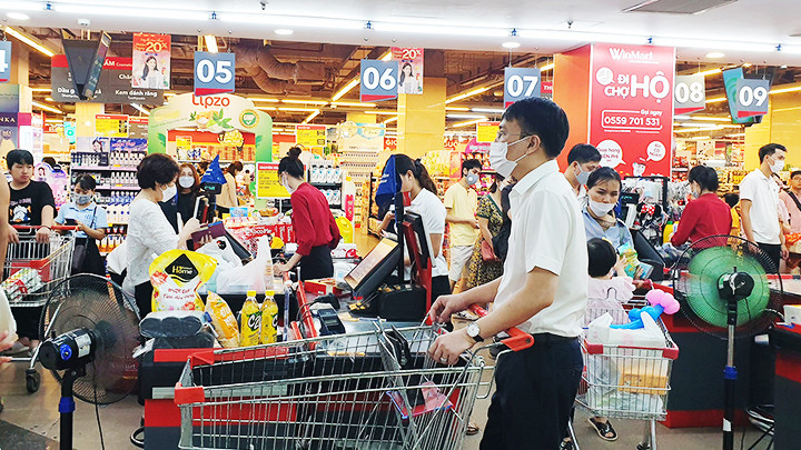 Doanh số bán lẻ tháng 1/2023 tăng 20% so với cùng kỳ năm ngoái. Ảnh: NAM ANH