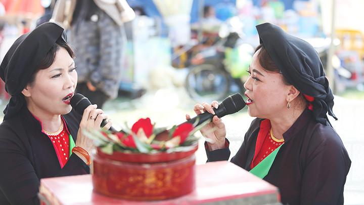 Trình diễn hát đôi theo lối cổ.