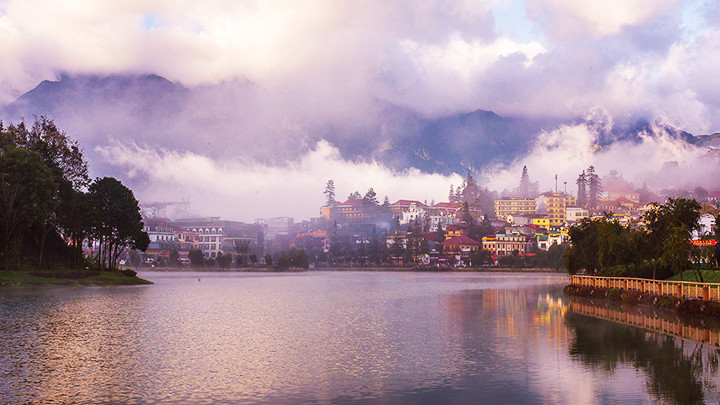 Hồ Sa Pa mờ ảo trong sương sớm.