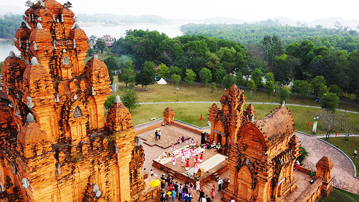 Lễ hội Katê thường diễn ra đầu tháng 7 lịch Chăm (tháng 9,10 dương lịch).