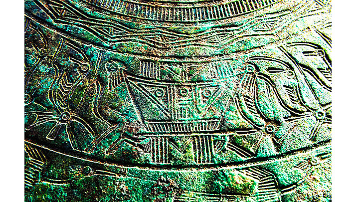 Hình nhà trên mặt trống Kính Hoa II.