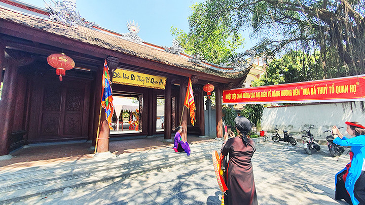 Lưu lại bức hình kỷ niệm trước đền Vua Bà thủy tổ quan họ.