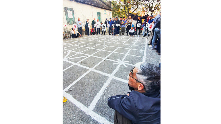 Lễ hội với nhiều trò dân gian thu hút đông đảo du khách.