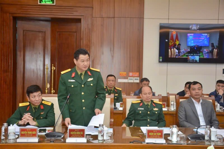 Đại diện lãnh đạo Báo Quân đội nhân dân phát biểu ý kiến tại buổi gặp mặt.