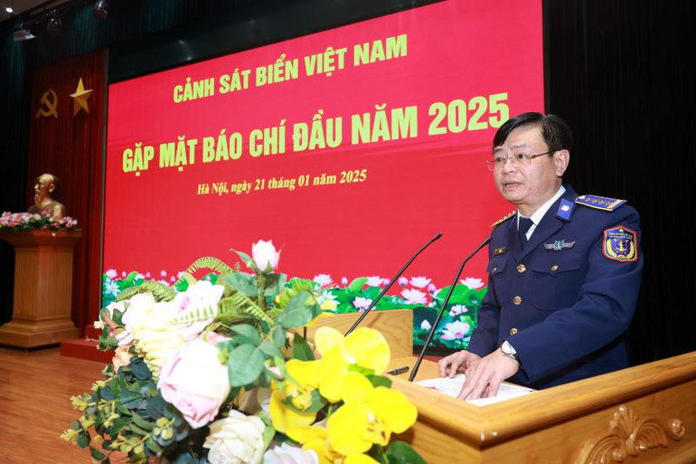 Đại tá Lê Huy, Phó Chủ nhiệm Chính trị Cảnh sát biển Việt Nam thông tin về kết quả công tác phối hợp tuyên truyền báo chí năm 2024.